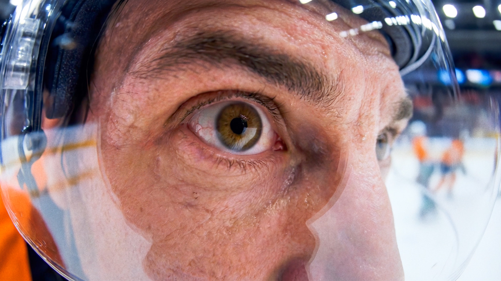 Probe-linse nærbilde gjennom hockeyvisir