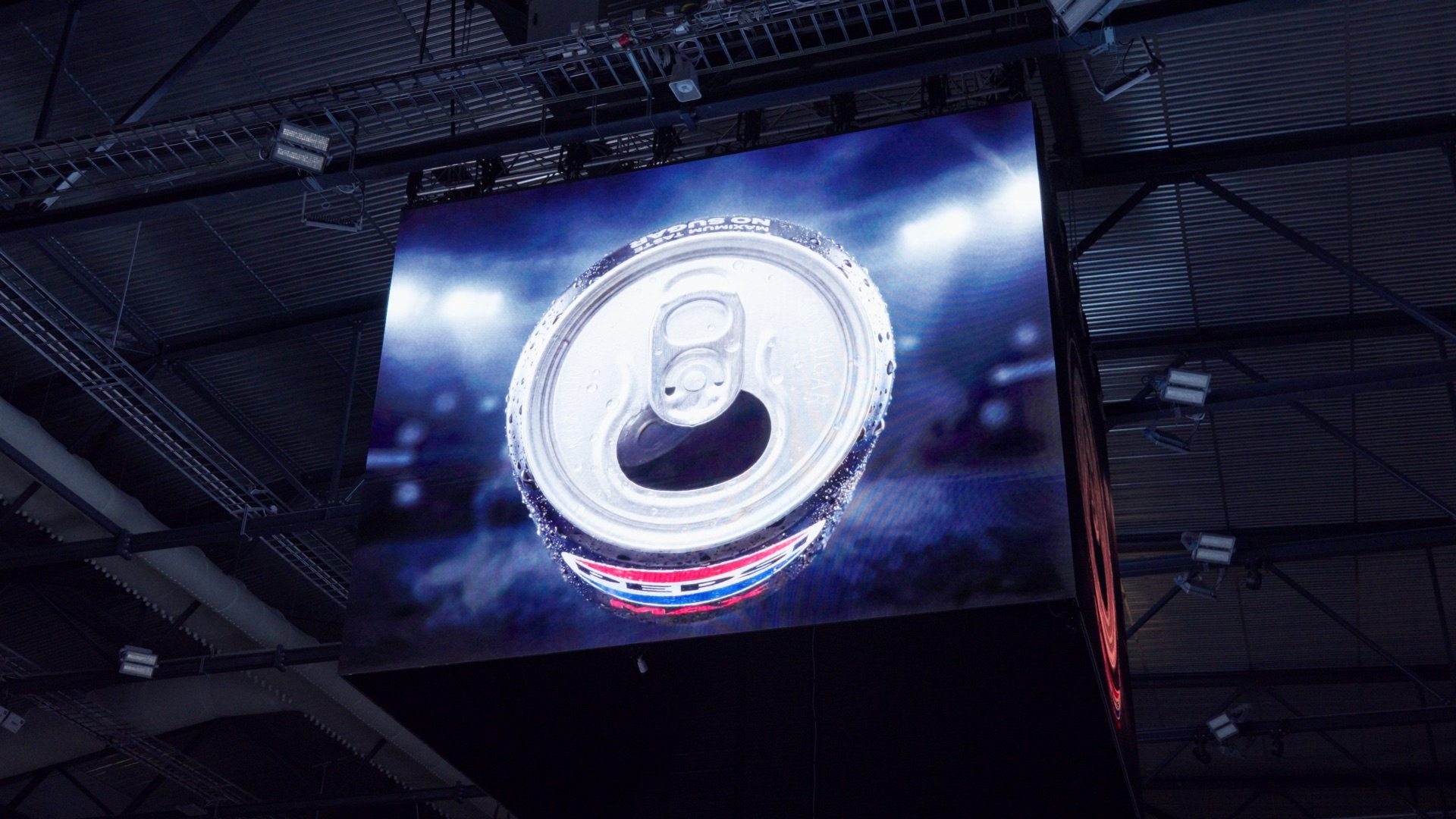 Originalt opptak av kubedisplay, før VFX